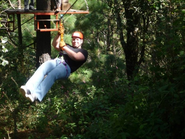 tirolesas en el bosque